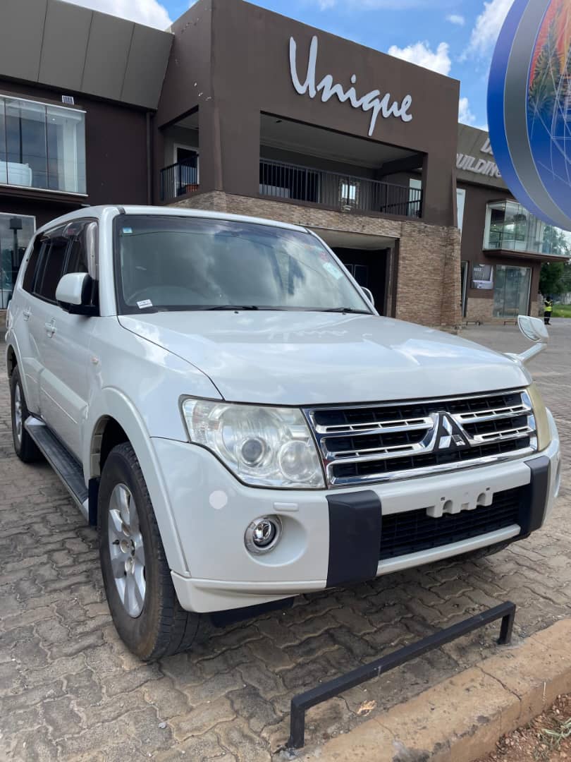 2011 MITSUBISHI PAJERO Pearl